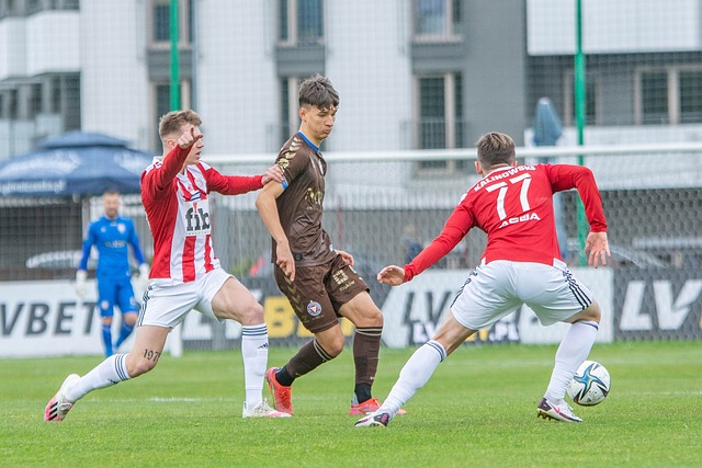 何塑造他的 何塑造他的